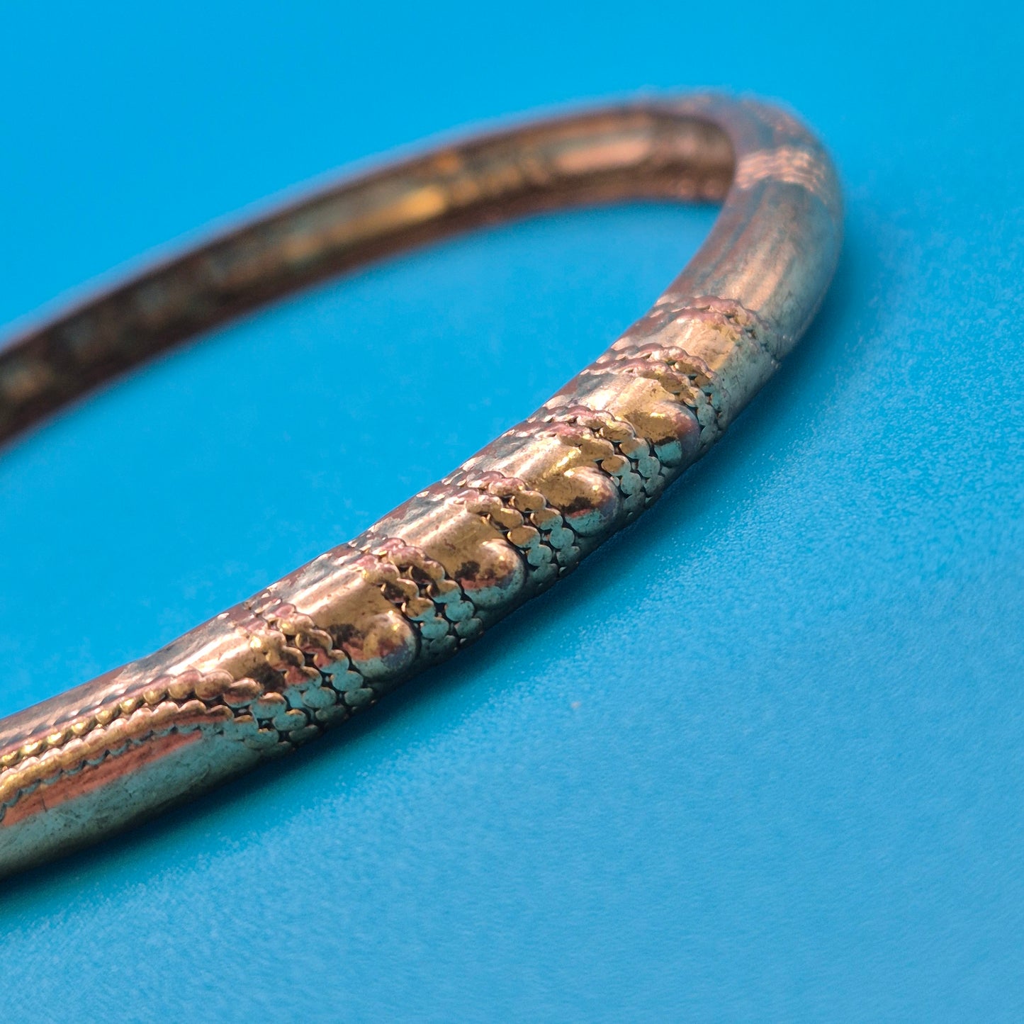 Vintage Armreif mit geometrischer Gravur und Punkt-Detail