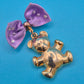 Vintage Goldfarbene Teddybär-Brosche mit lila Satin-Schleife