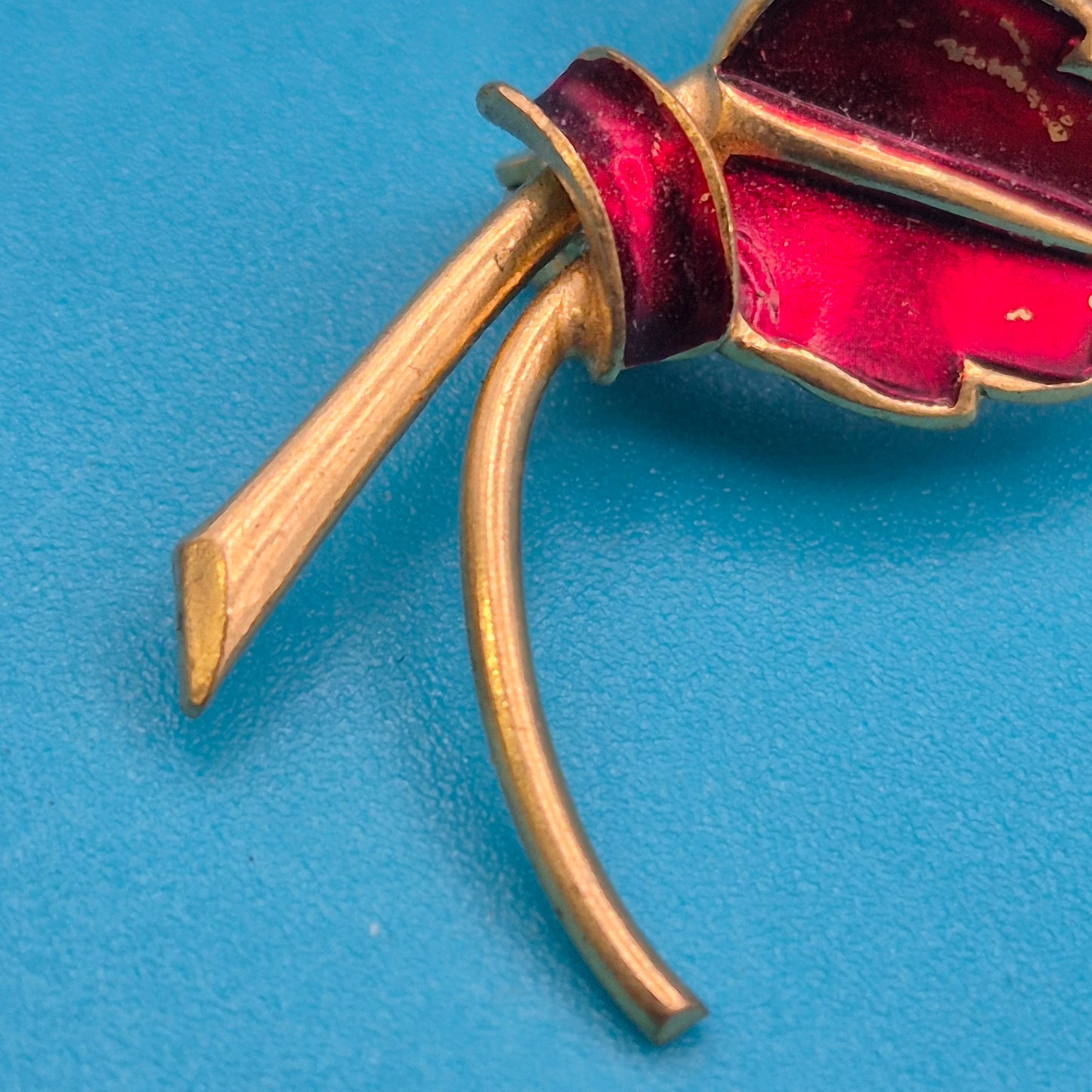 Vintage Emaille-Brosche in Blatt-Optik mit Gold-Finish