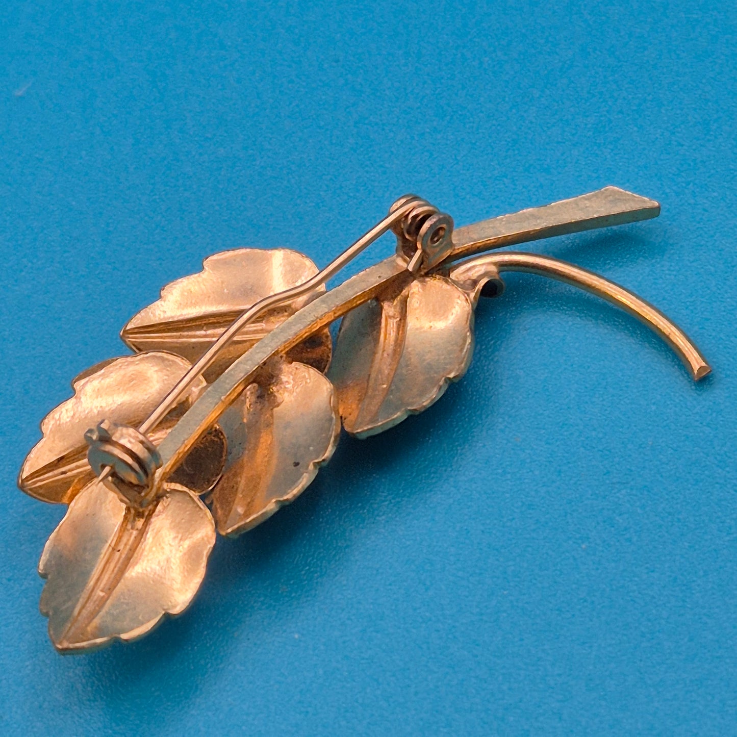 Vintage Emaille-Brosche in Blatt-Optik mit Gold-Finish