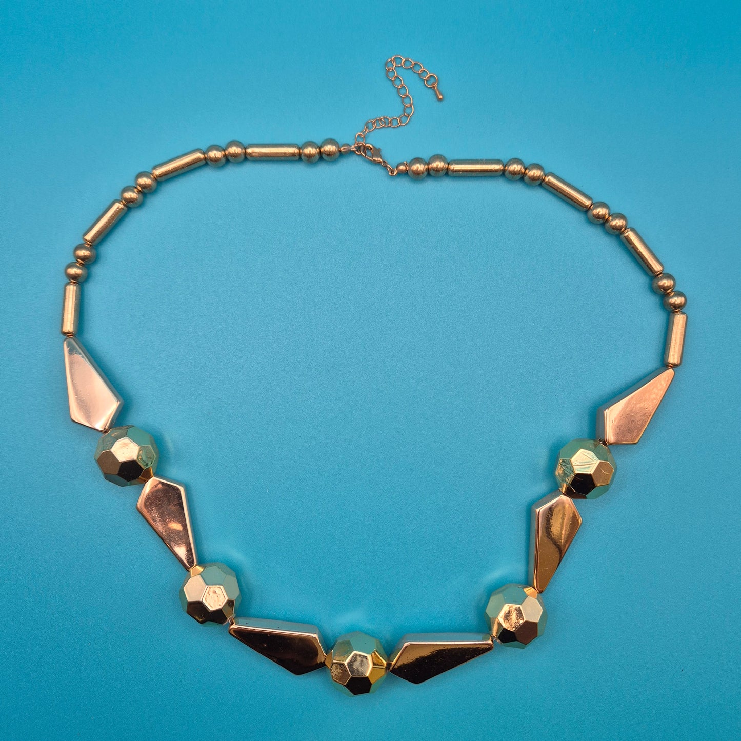 Vintage Statement Kette in Goldoptik mit geometrischen Akzenten