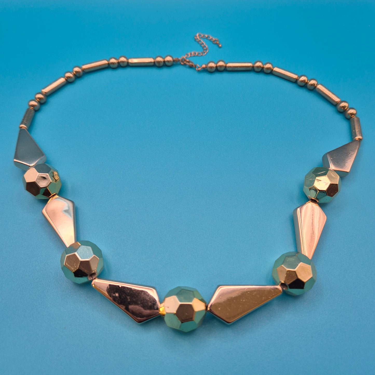 Vintage Statement Kette in Goldoptik mit geometrischen Akzenten