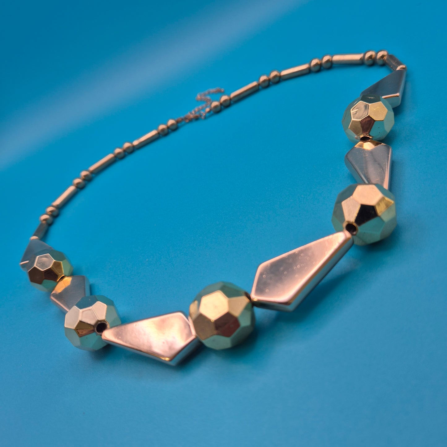 Vintage Statement Kette in Goldoptik mit geometrischen Akzenten