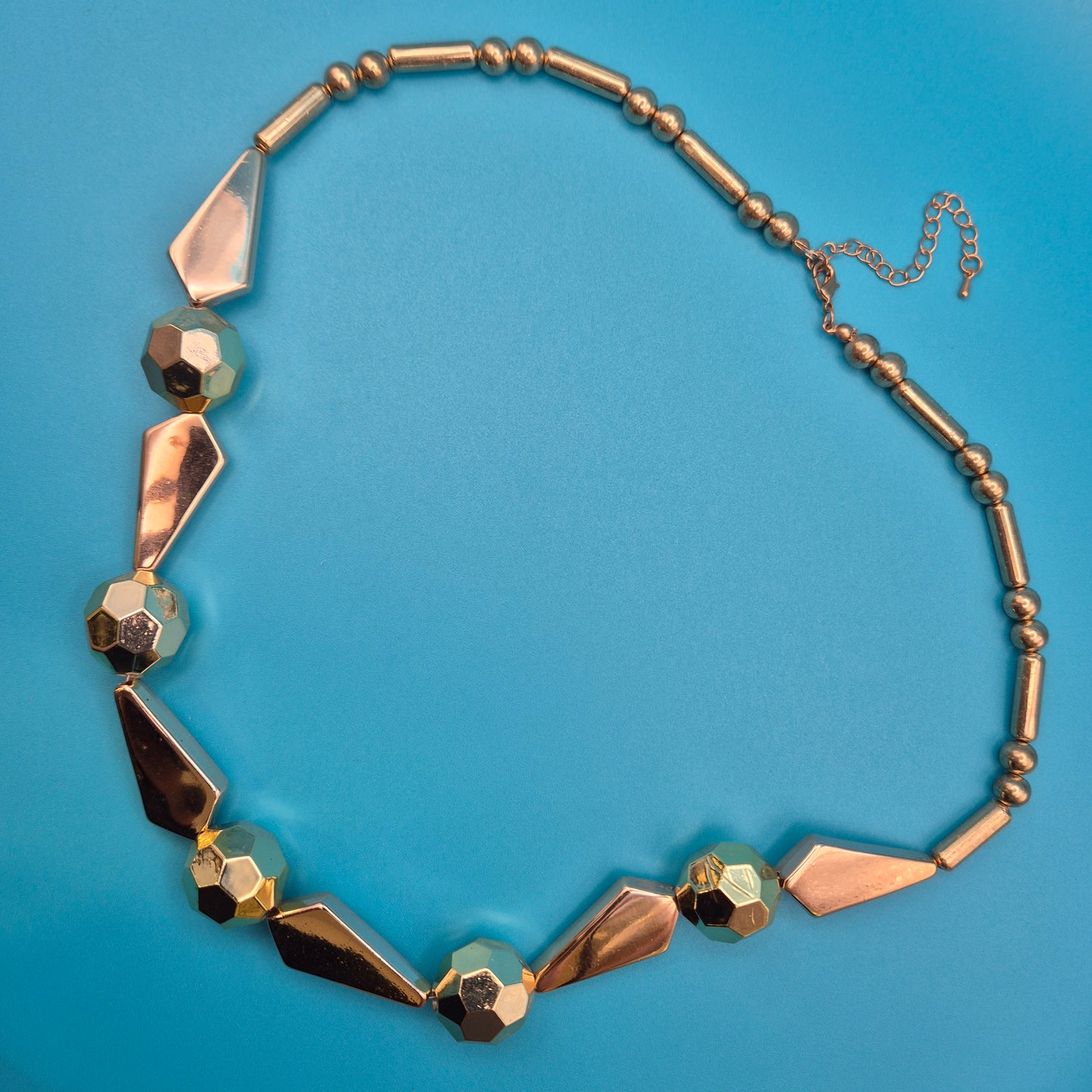 Vintage Statement Kette in Goldoptik mit geometrischen Akzenten