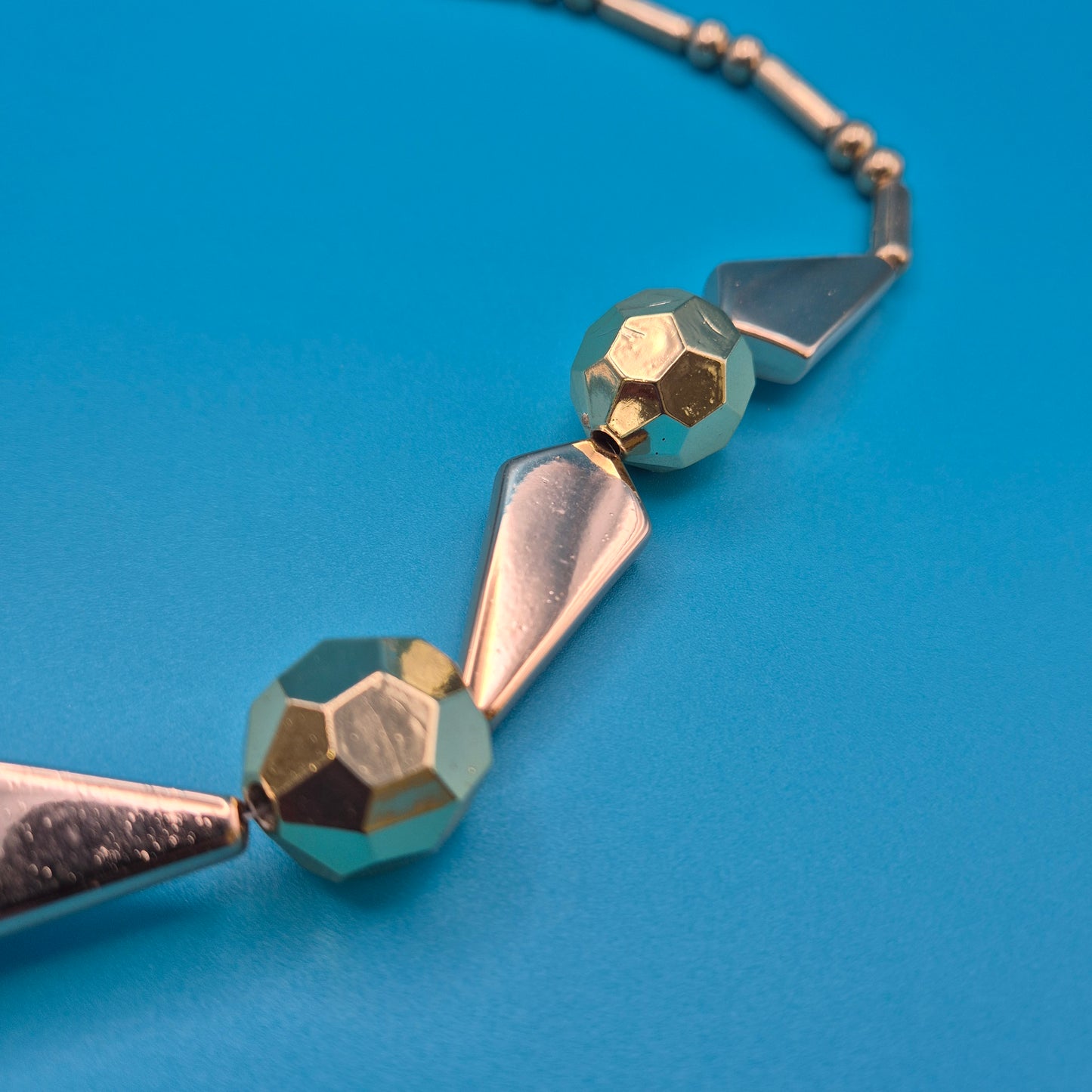 Vintage Statement Kette in Goldoptik mit geometrischen Akzenten