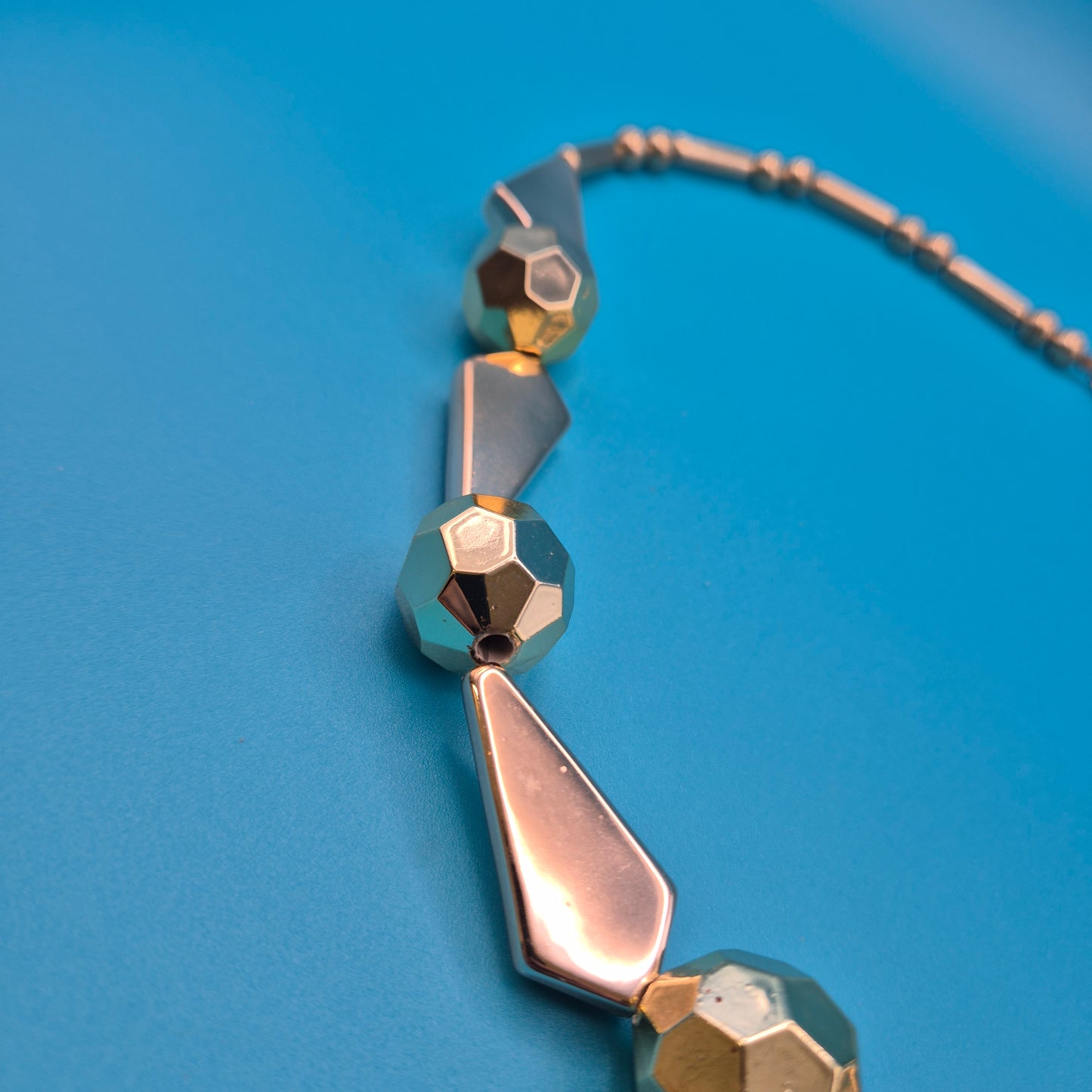 Vintage Statement Kette in Goldoptik mit geometrischen Akzenten