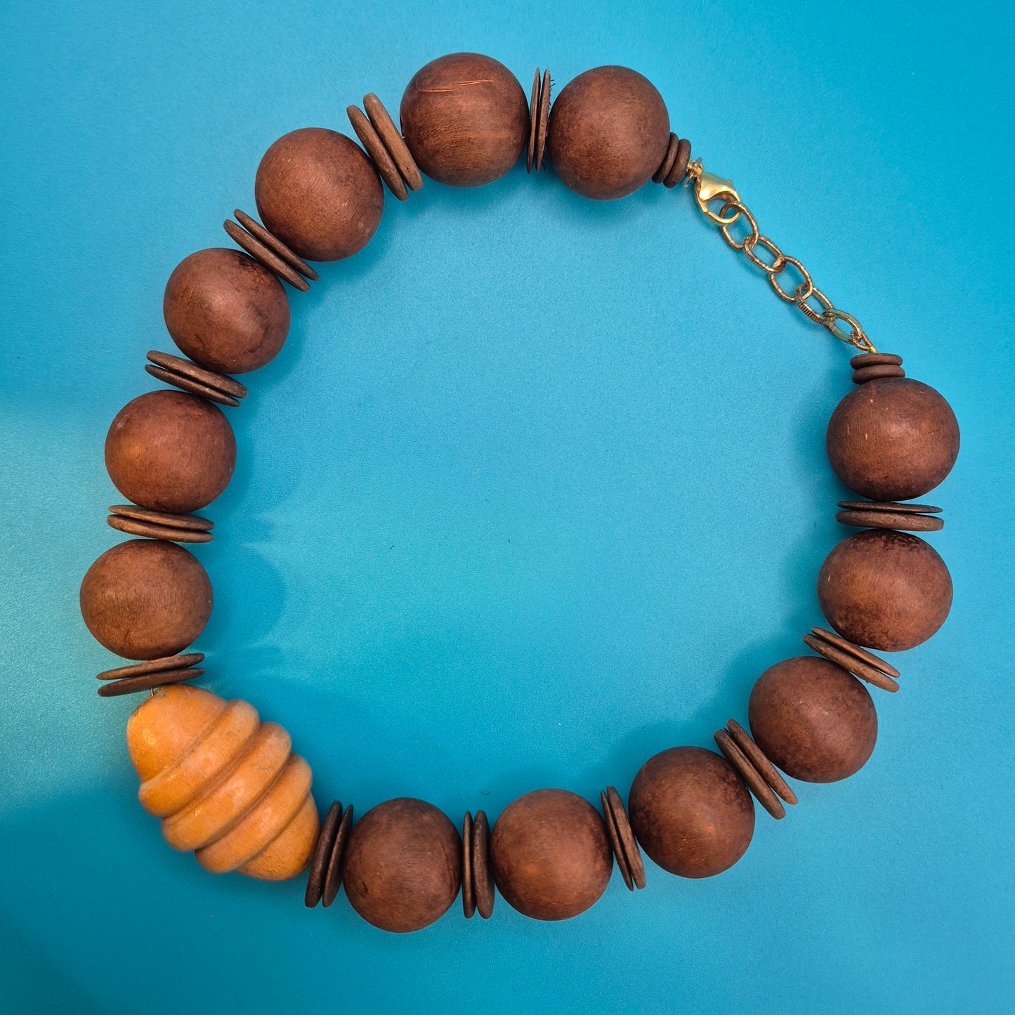 Vintage Statement-Kette Holzperlen mit zentralem Riffel-Element Boho Chic