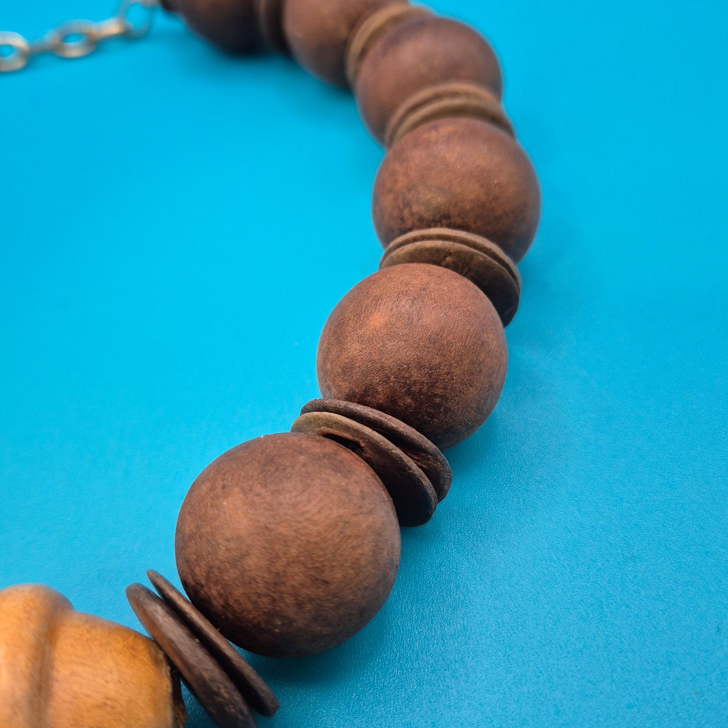 Vintage Statement-Kette Holzperlen mit zentralem Riffel-Element Boho Chic