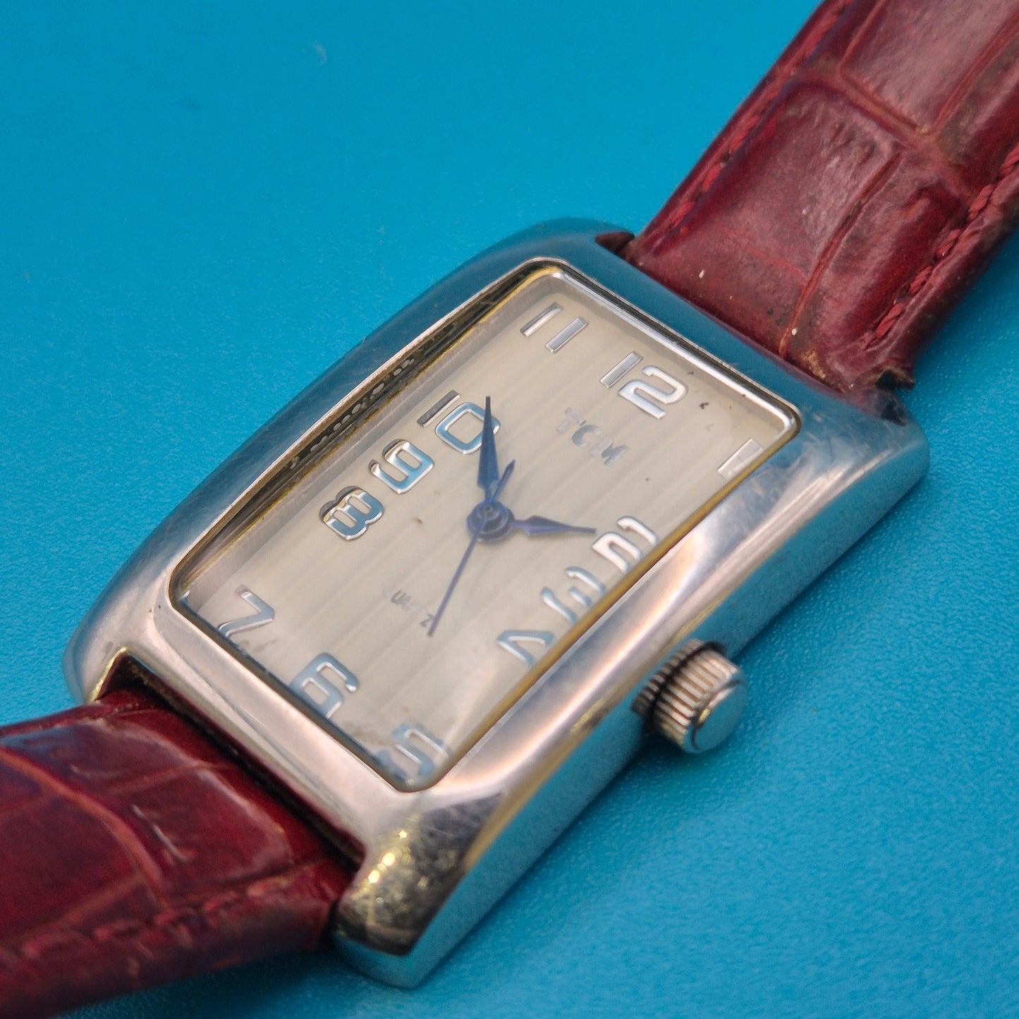 Elegante TCM Armbanduhr in rechteckiger Form mit weinrotem Lederarmband