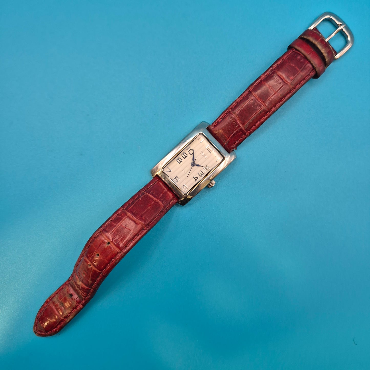 Elegante TCM Armbanduhr in rechteckiger Form mit weinrotem Lederarmband
