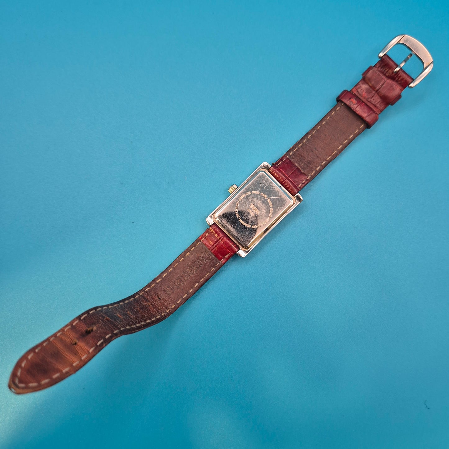 Elegante TCM Armbanduhr in rechteckiger Form mit weinrotem Lederarmband