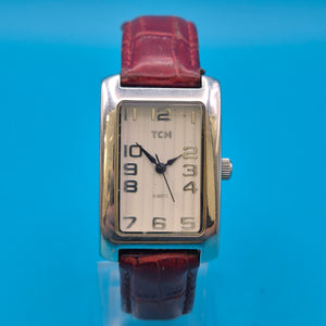 Elegante TCM Armbanduhr in rechteckiger Form mit weinrotem Lederarmband