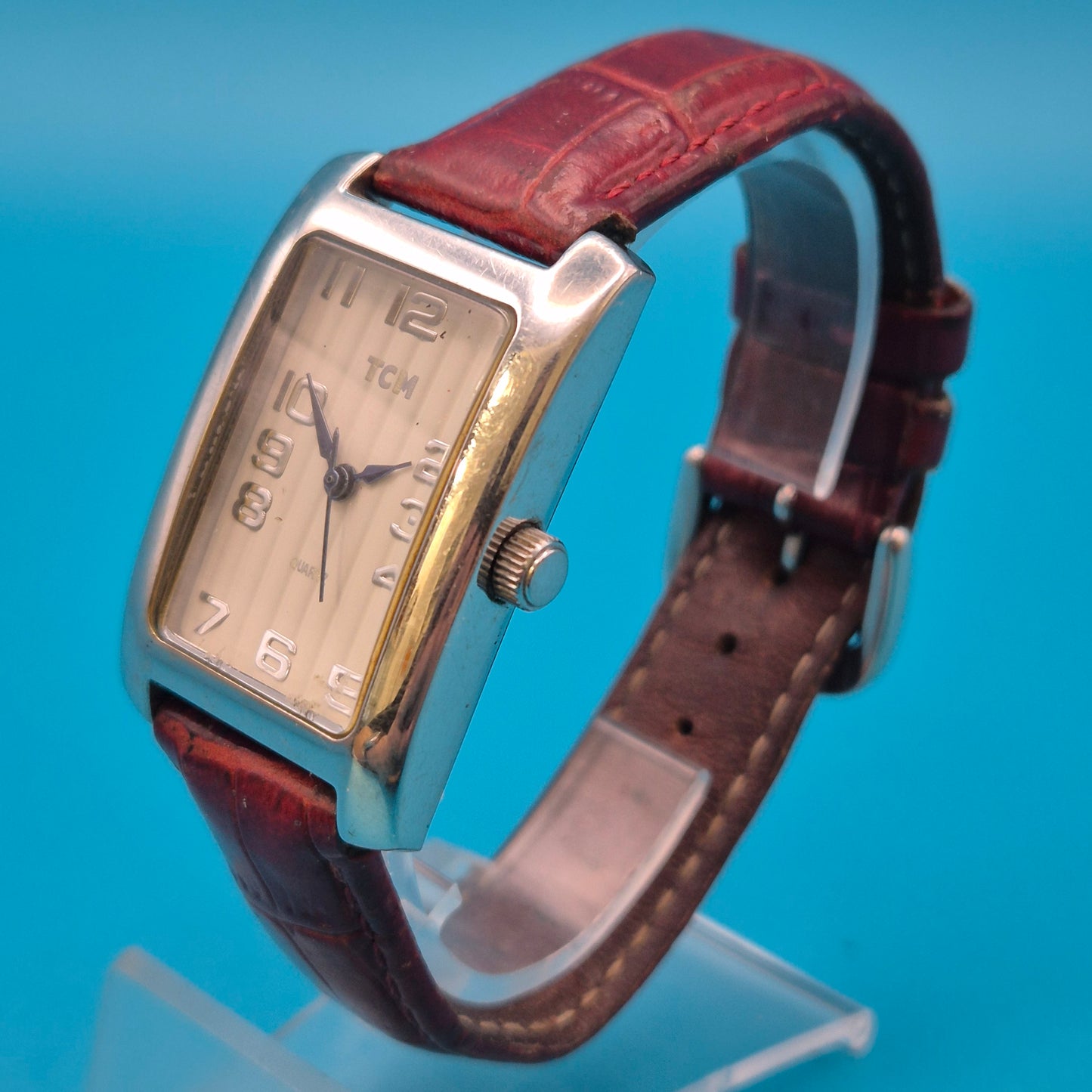 Elegante TCM Armbanduhr in rechteckiger Form mit weinrotem Lederarmband