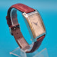 Elegante TCM Armbanduhr in rechteckiger Form mit weinrotem Lederarmband