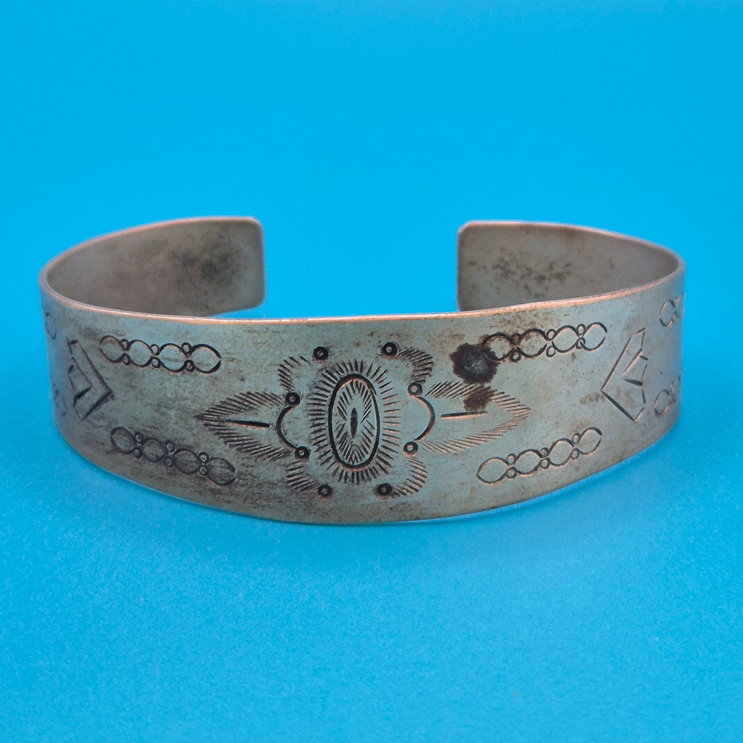 Vintage Armreif im Navajo-Stil mit geometrischer Punzierung