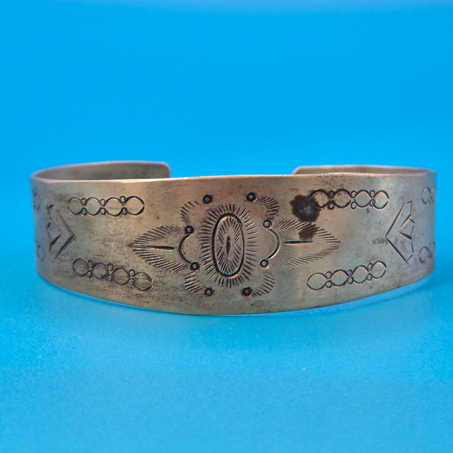 Vintage Armreif im Navajo-Stil mit geometrischer Punzierung