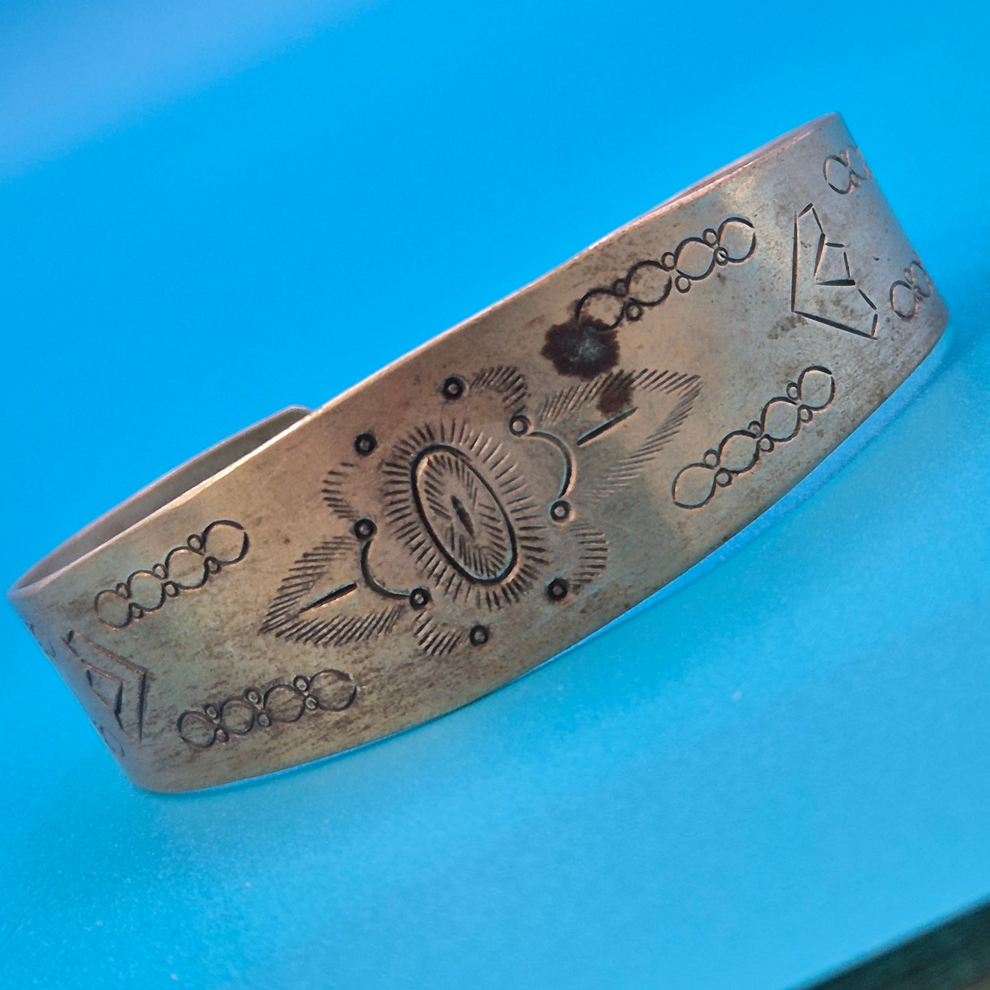 Vintage Armreif im Navajo-Stil mit geometrischer Punzierung