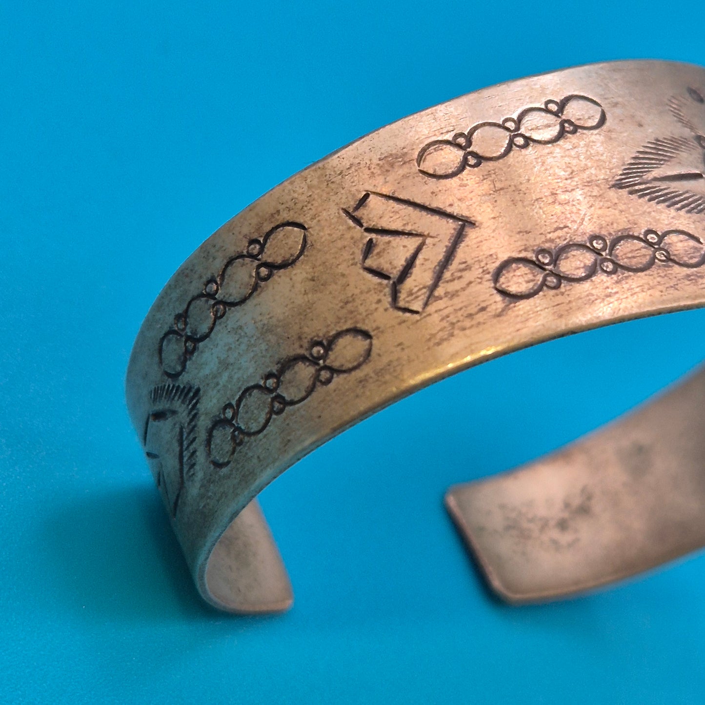 Vintage Armreif im Navajo-Stil mit geometrischer Punzierung