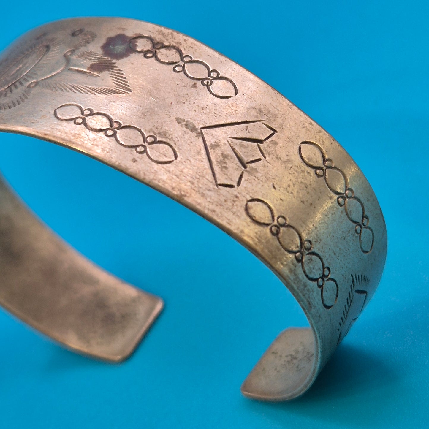 Vintage Armreif im Navajo-Stil mit geometrischer Punzierung