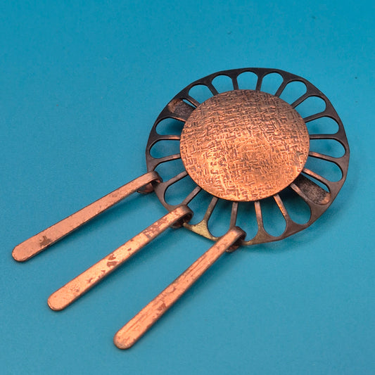 Brutalist Vintage Brosche mit Hammerschlag-Optik aus Kupfer