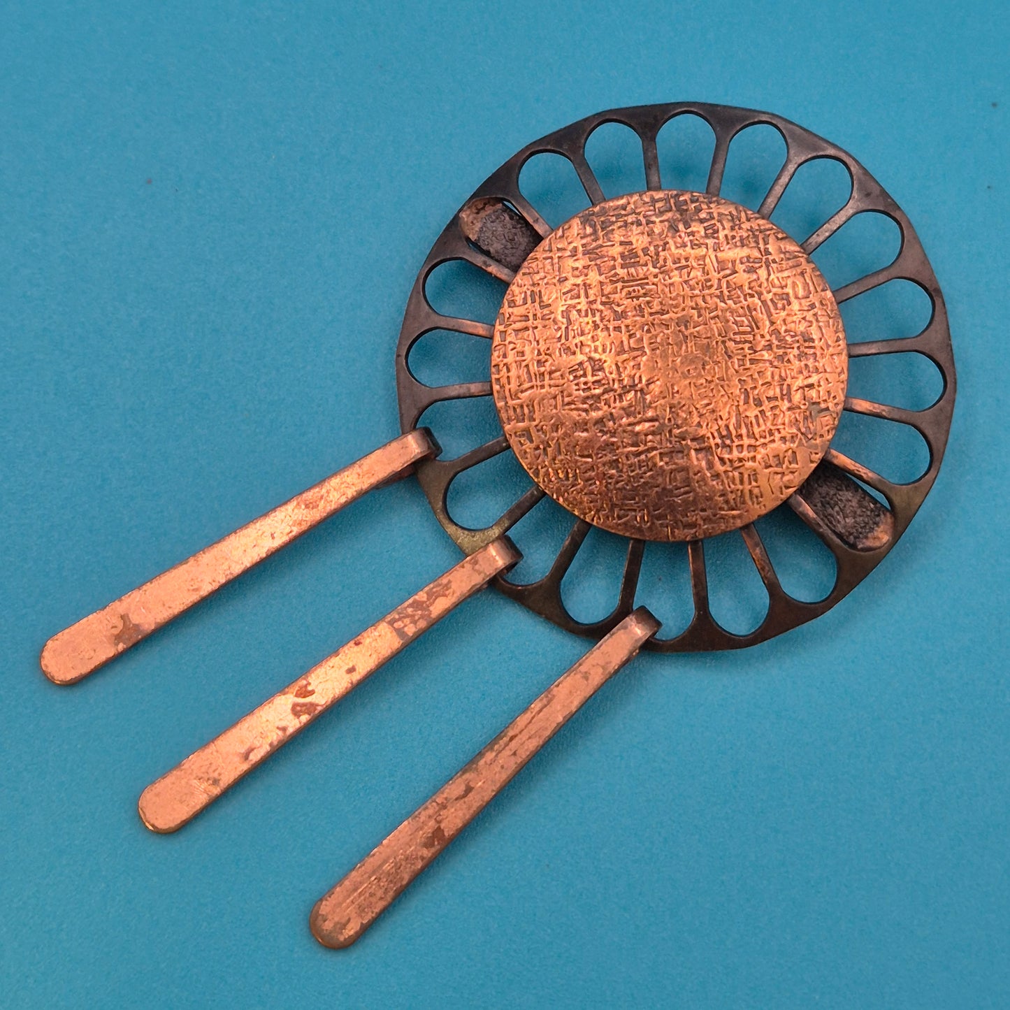 Brutalist Vintage Brosche mit Hammerschlag-Optik aus Kupfer