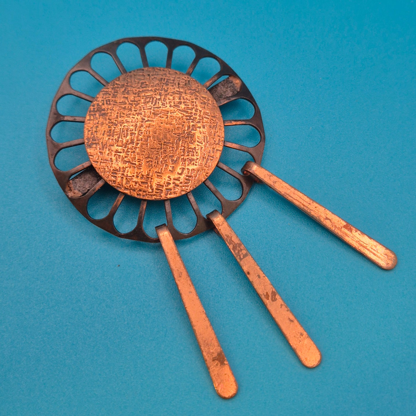 Brutalist Vintage Brosche mit Hammerschlag-Optik aus Kupfer