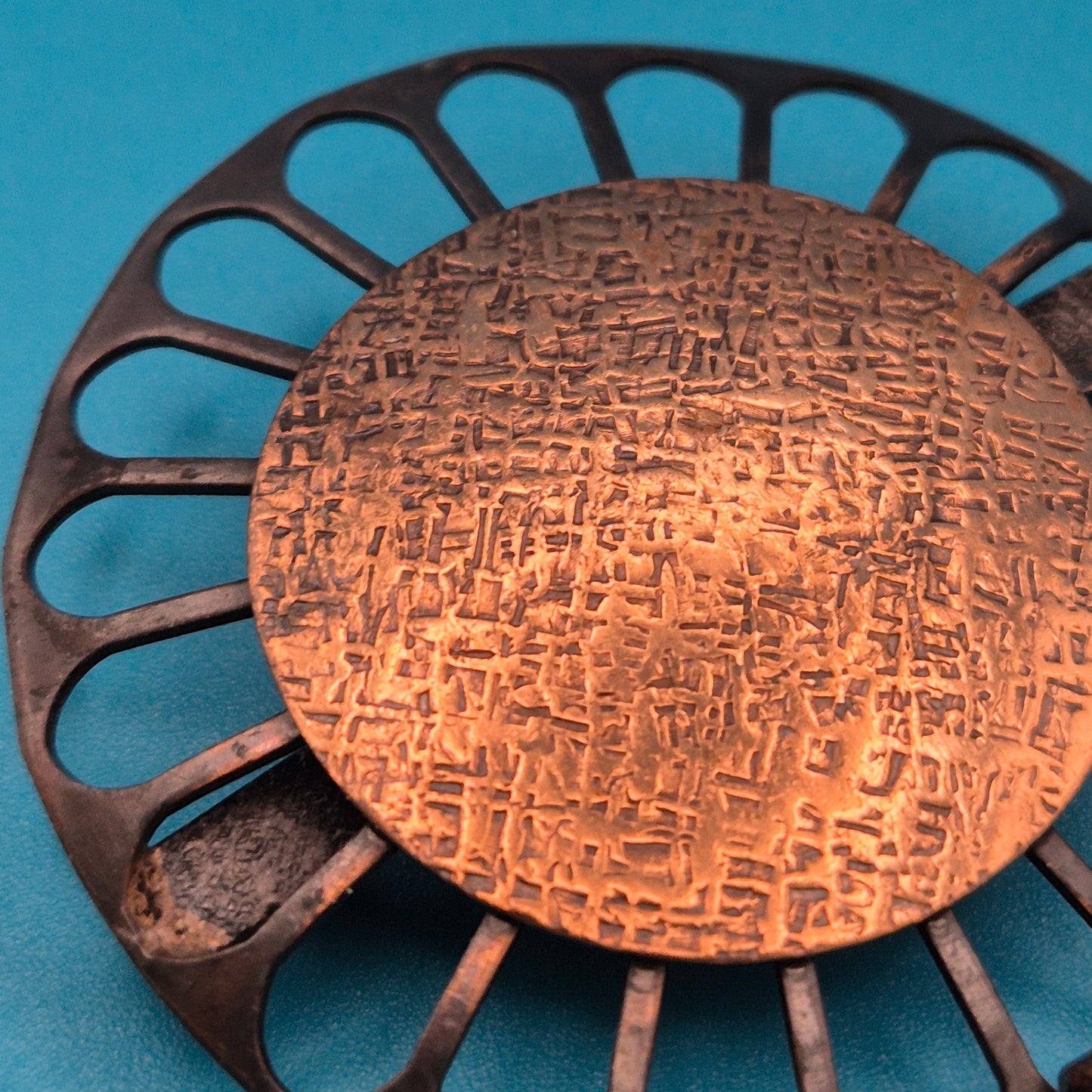 Brutalist Vintage Brosche mit Hammerschlag-Optik aus Kupfer