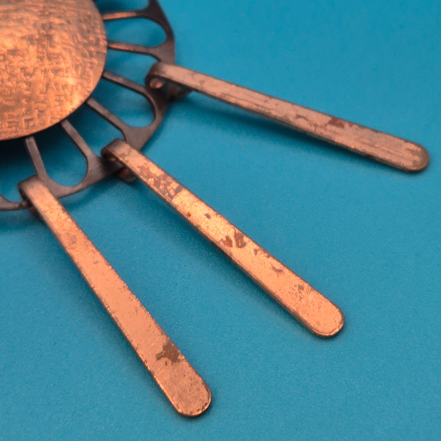 Brutalist Vintage Brosche mit Hammerschlag-Optik aus Kupfer