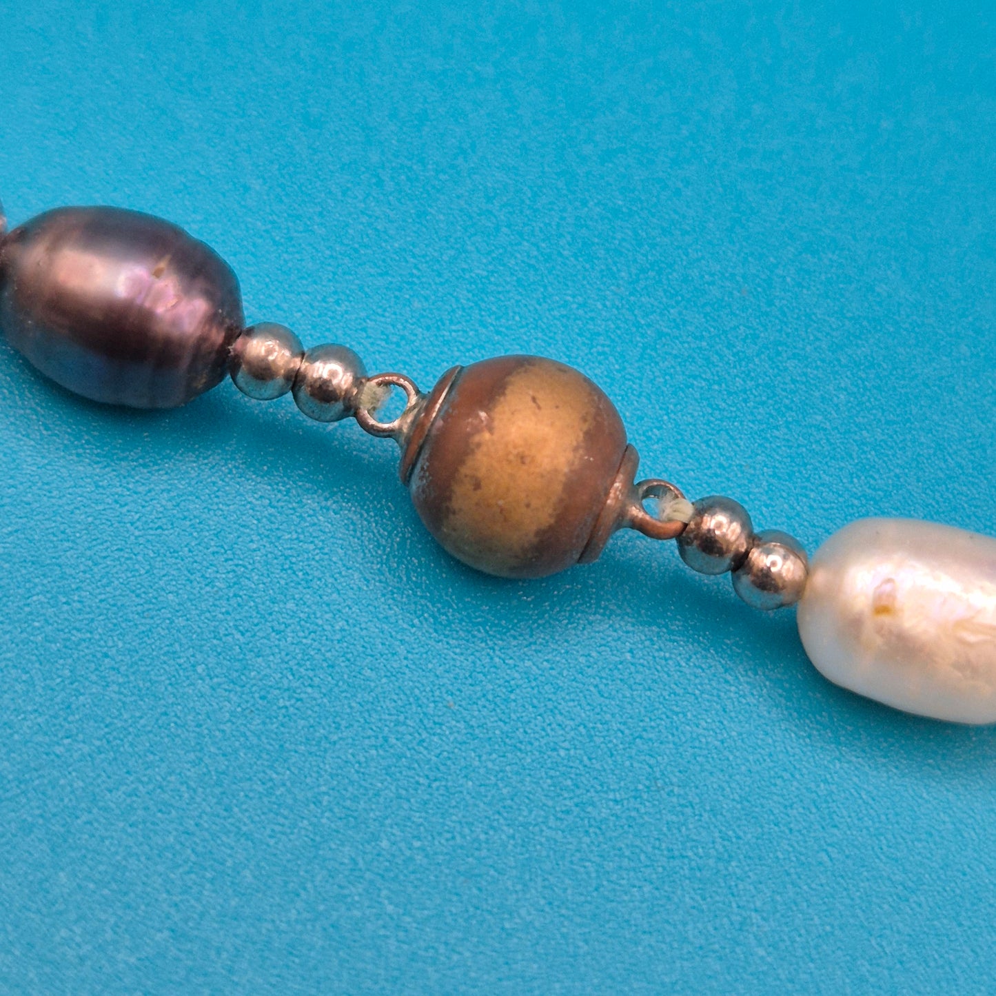 Vintage Süßwasserperlen Kette mit Kontrastperlen in Weiß und Grau