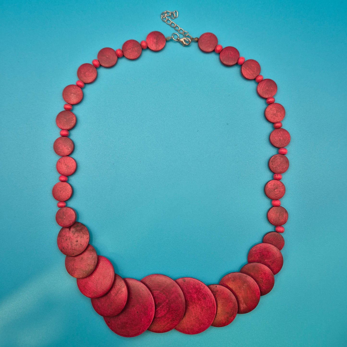 Vintage Statement-Kette mit roten Holzscheiben im Farbverlauf