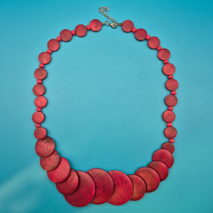 Vintage Statement-Kette mit roten Holzscheiben im Farbverlauf