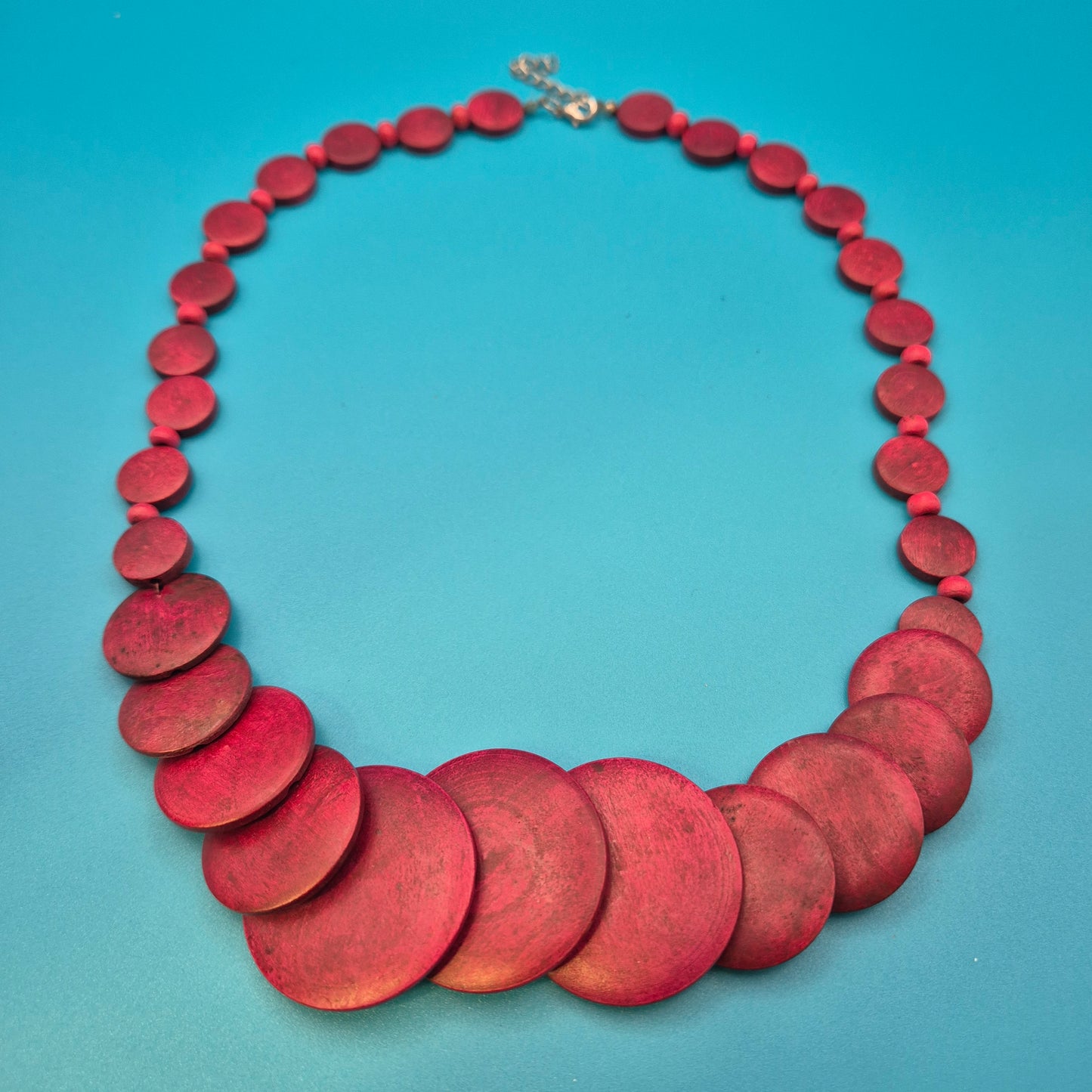 Vintage Statement-Kette mit roten Holzscheiben im Farbverlauf