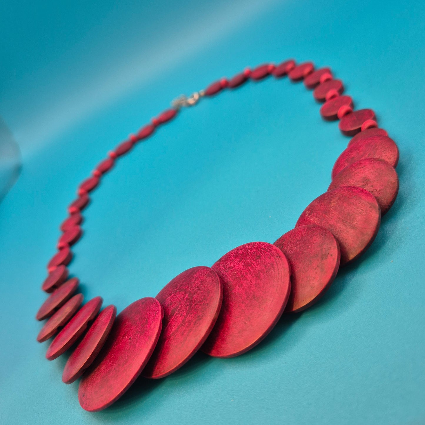 Vintage Statement-Kette mit roten Holzscheiben im Farbverlauf