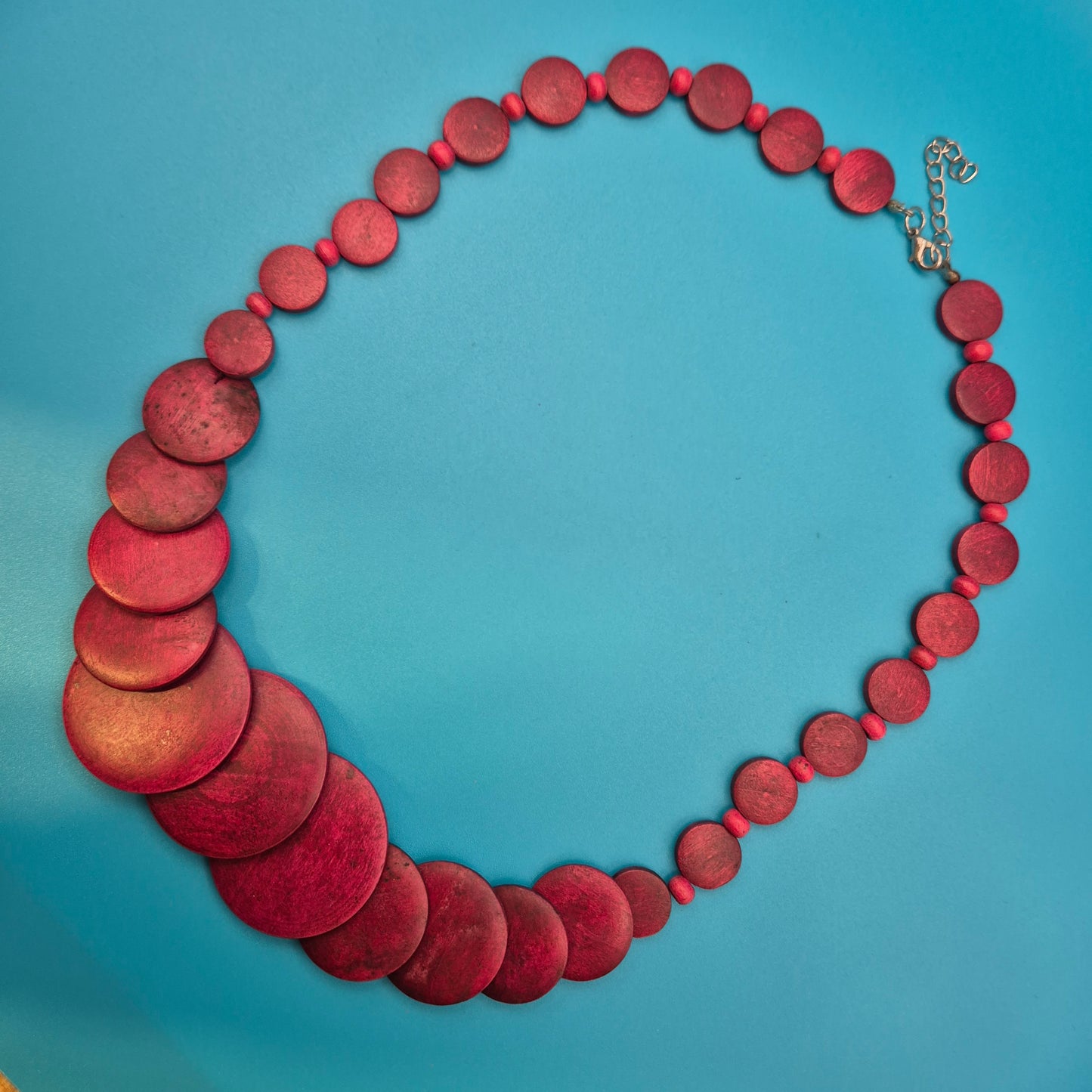 Vintage Statement-Kette mit roten Holzscheiben im Farbverlauf