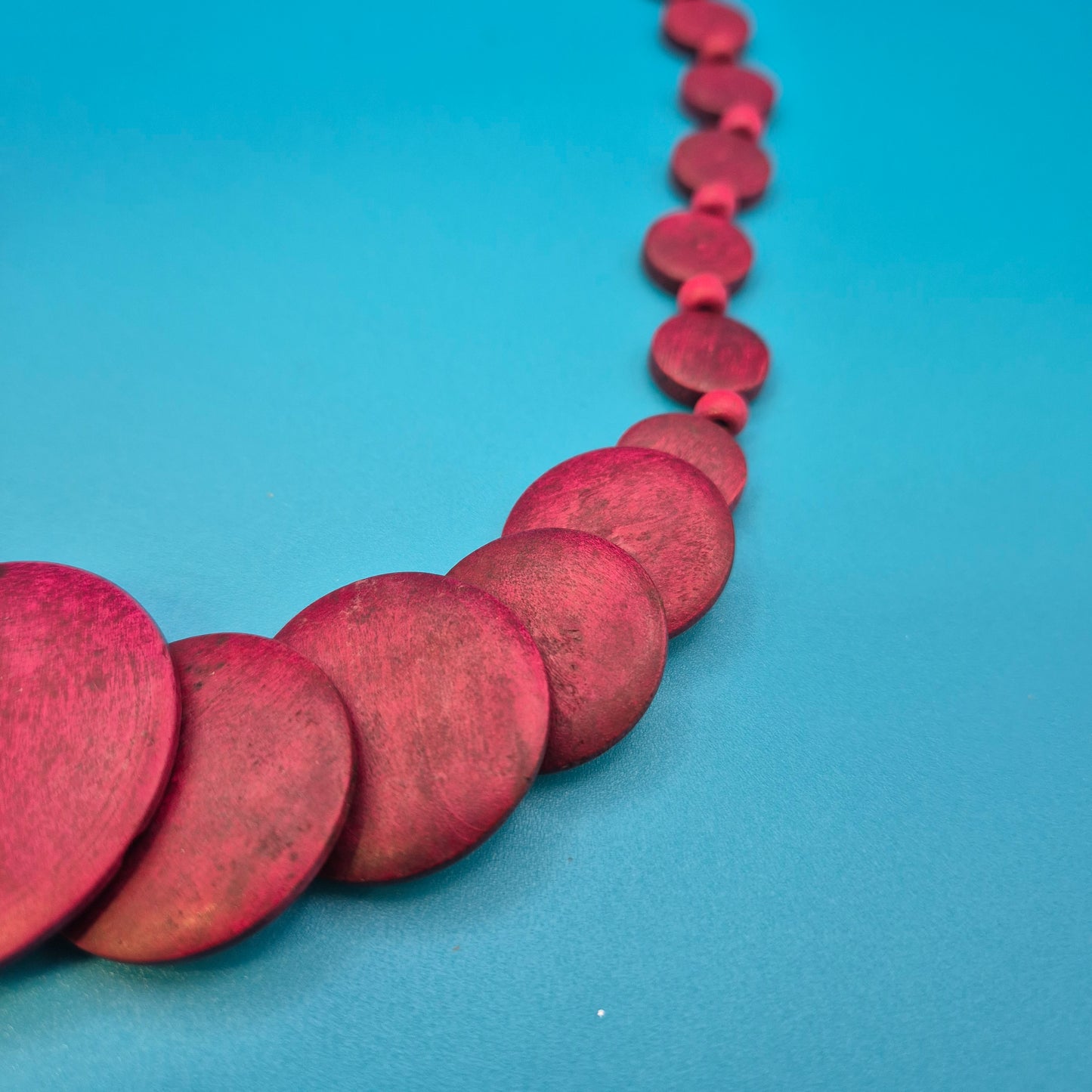 Vintage Statement-Kette mit roten Holzscheiben im Farbverlauf