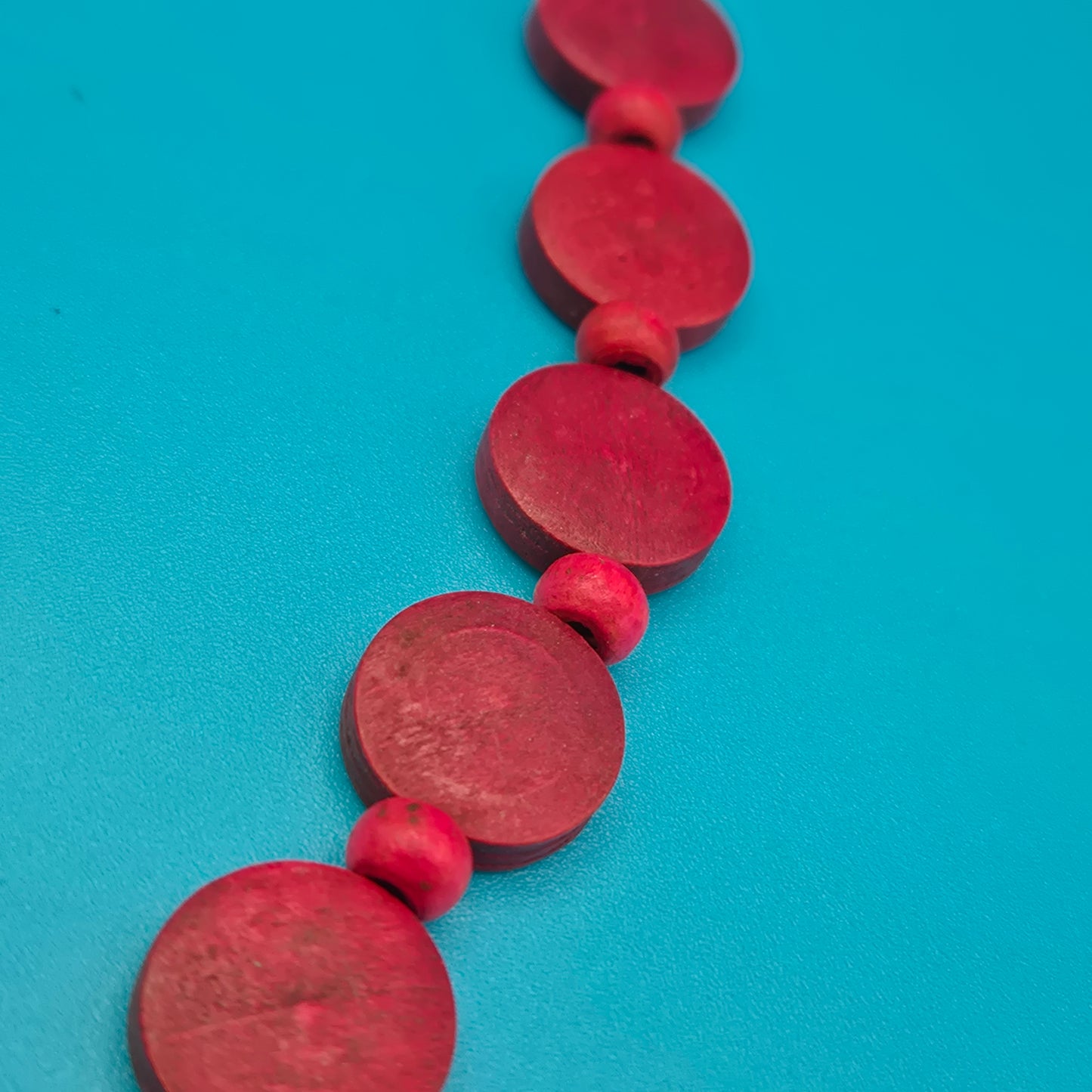 Vintage Statement-Kette mit roten Holzscheiben im Farbverlauf