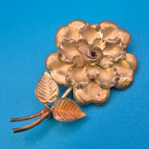 Vintage Goldfarbene Blumen-Brosche mit Blättern Akzenten