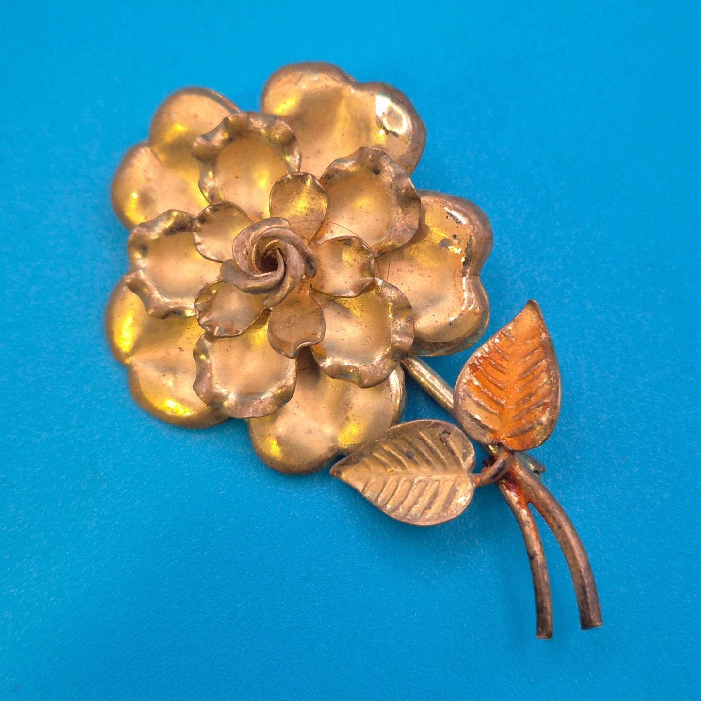 Vintage Goldfarbene Blumen-Brosche mit Blättern Akzenten