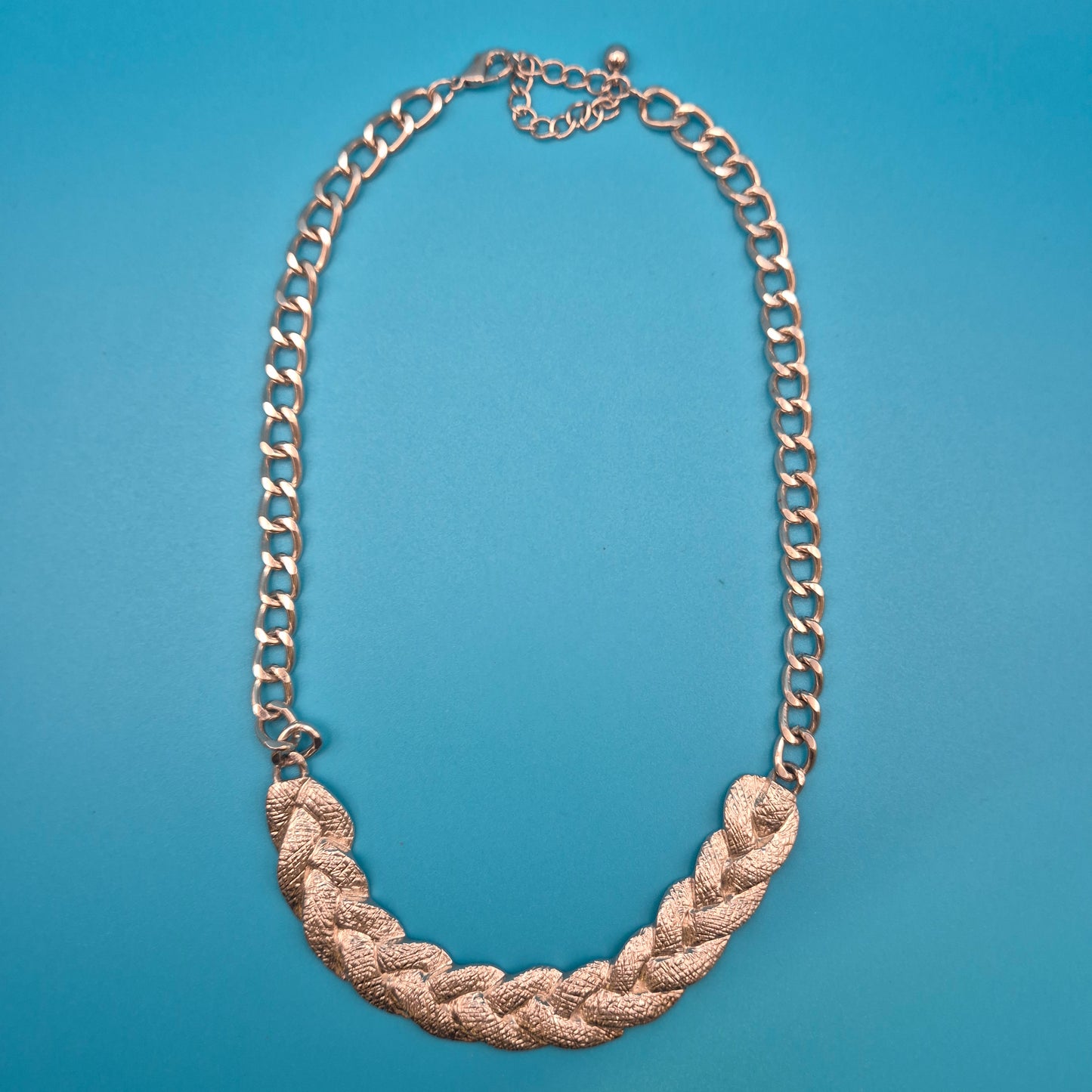 Elegante Vintage Statement-Kette mit geflochtenem Mittelstück Silberfarben