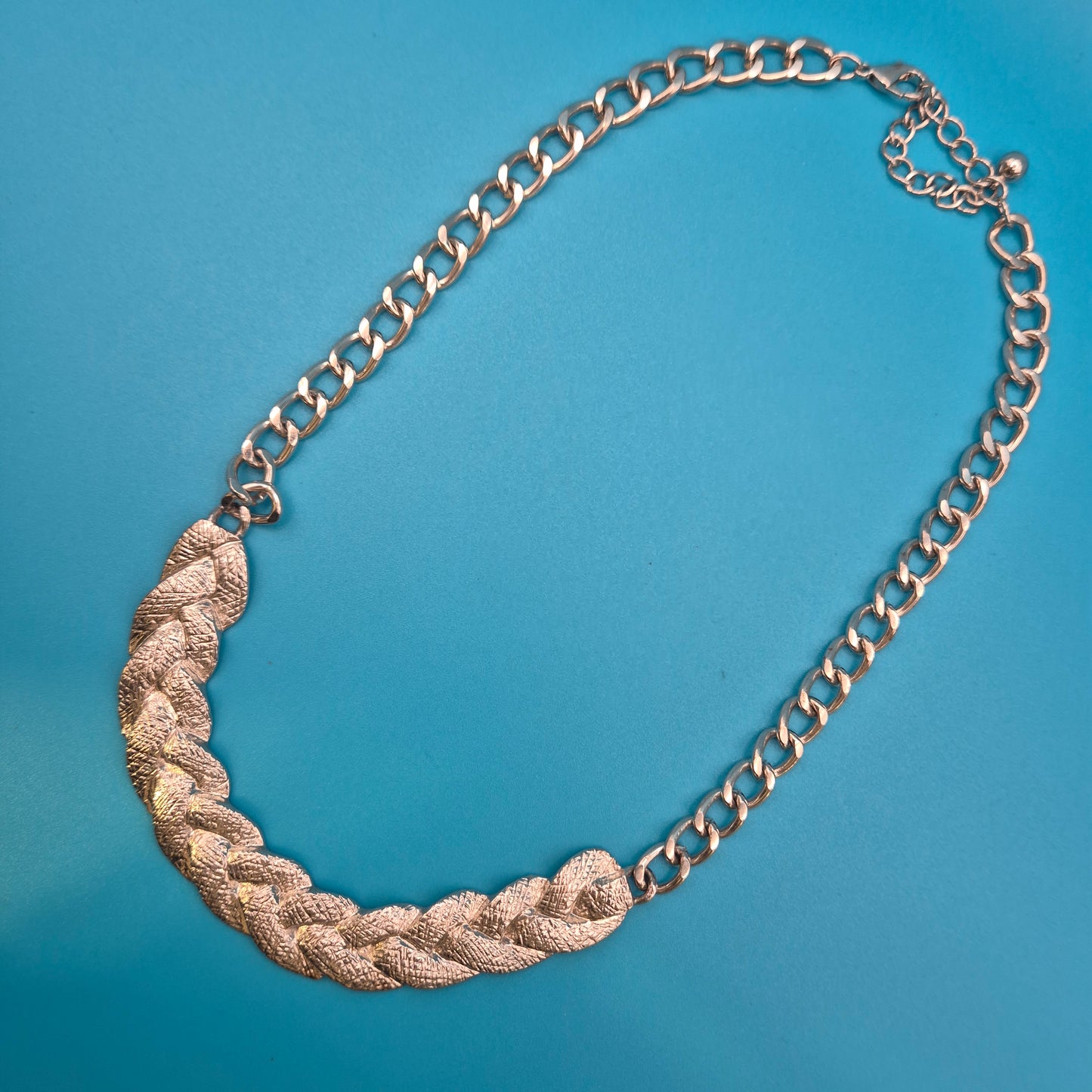Elegante Vintage Statement-Kette mit geflochtenem Mittelstück Silberfarben