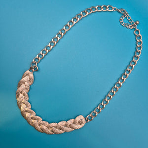 Elegante Vintage Statement-Kette mit geflochtenem Mittelstück Silberfarben