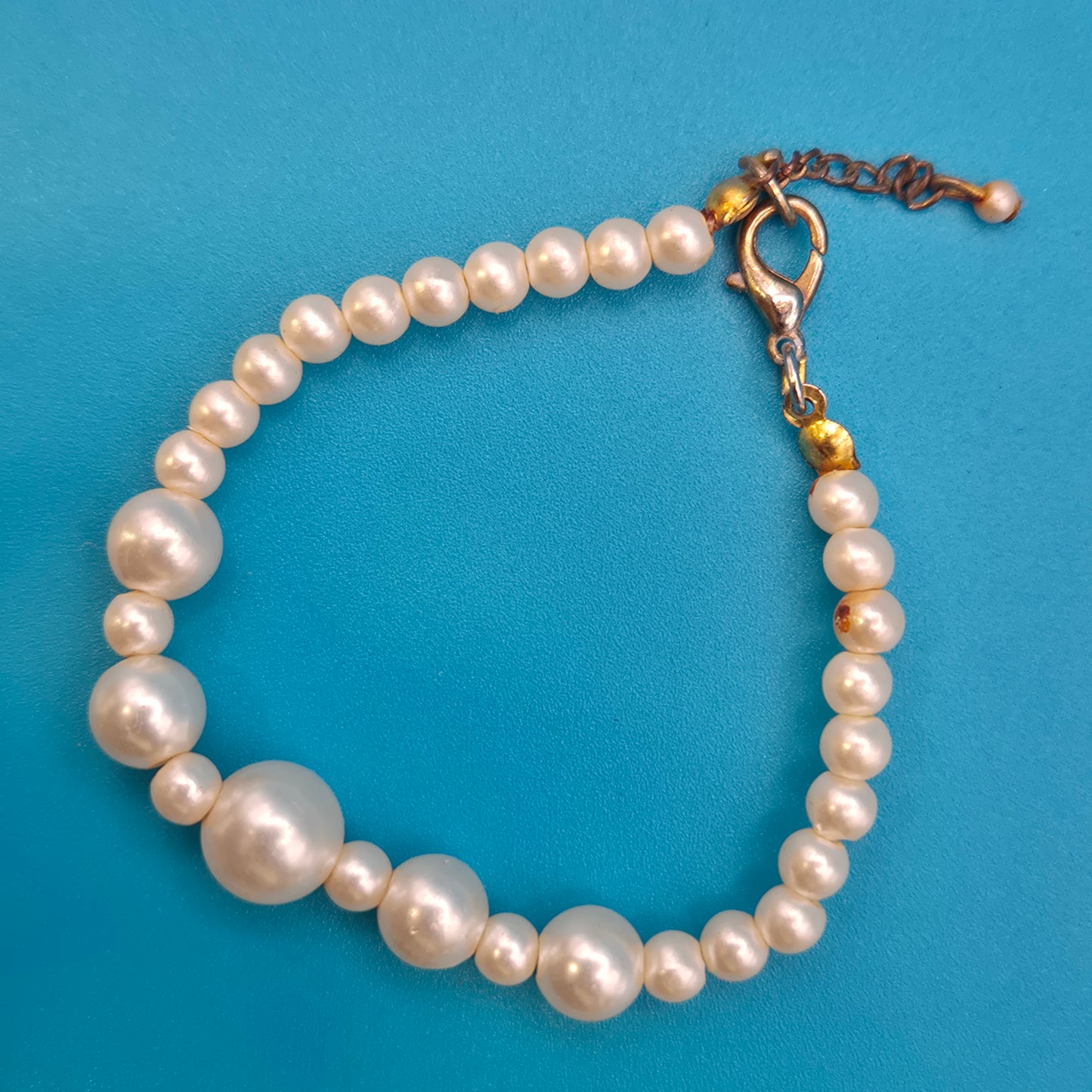 Vintage Perlenarmband mit Größenverlauf und Karabinerverschluss