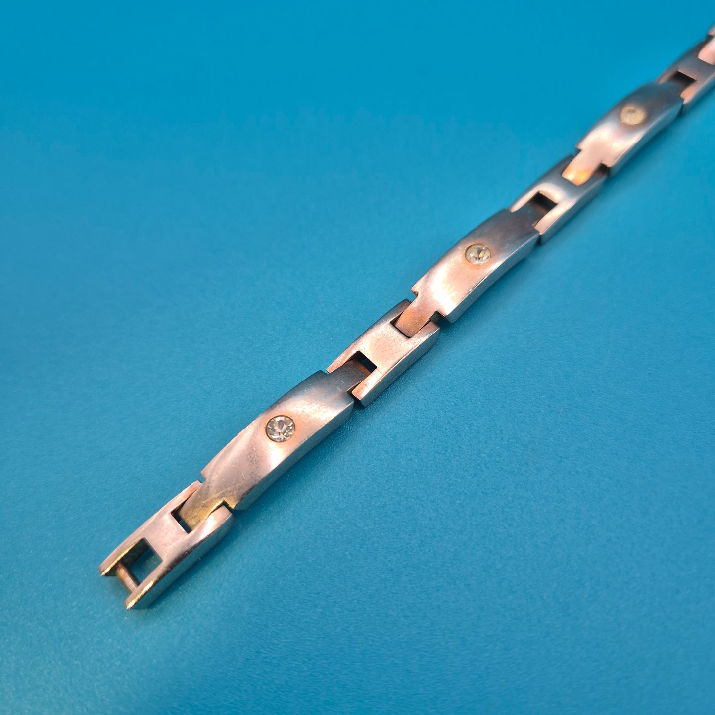 Elegantes Vintage-Armband mit Zirkonia-Besatz und zweifarbigem Design