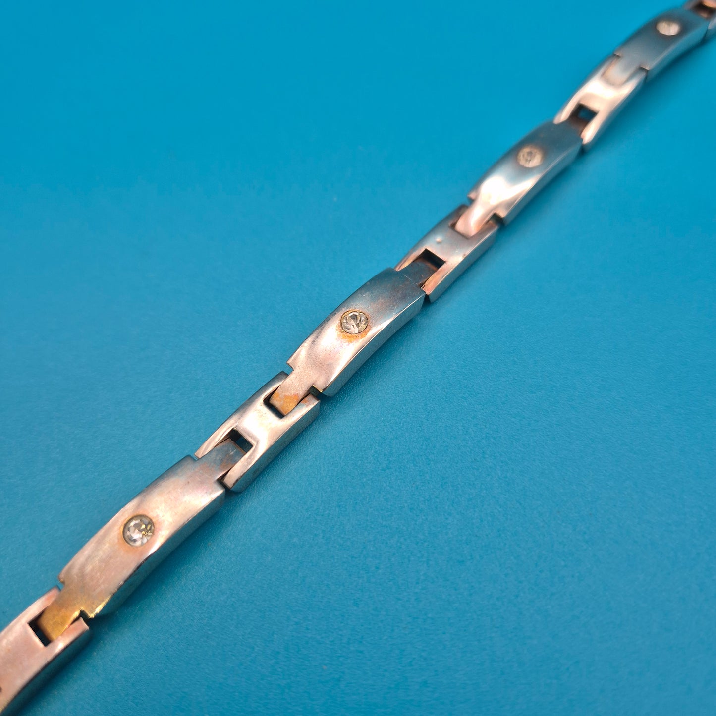Elegantes Vintage-Armband mit Zirkonia-Besatz und zweifarbigem Design