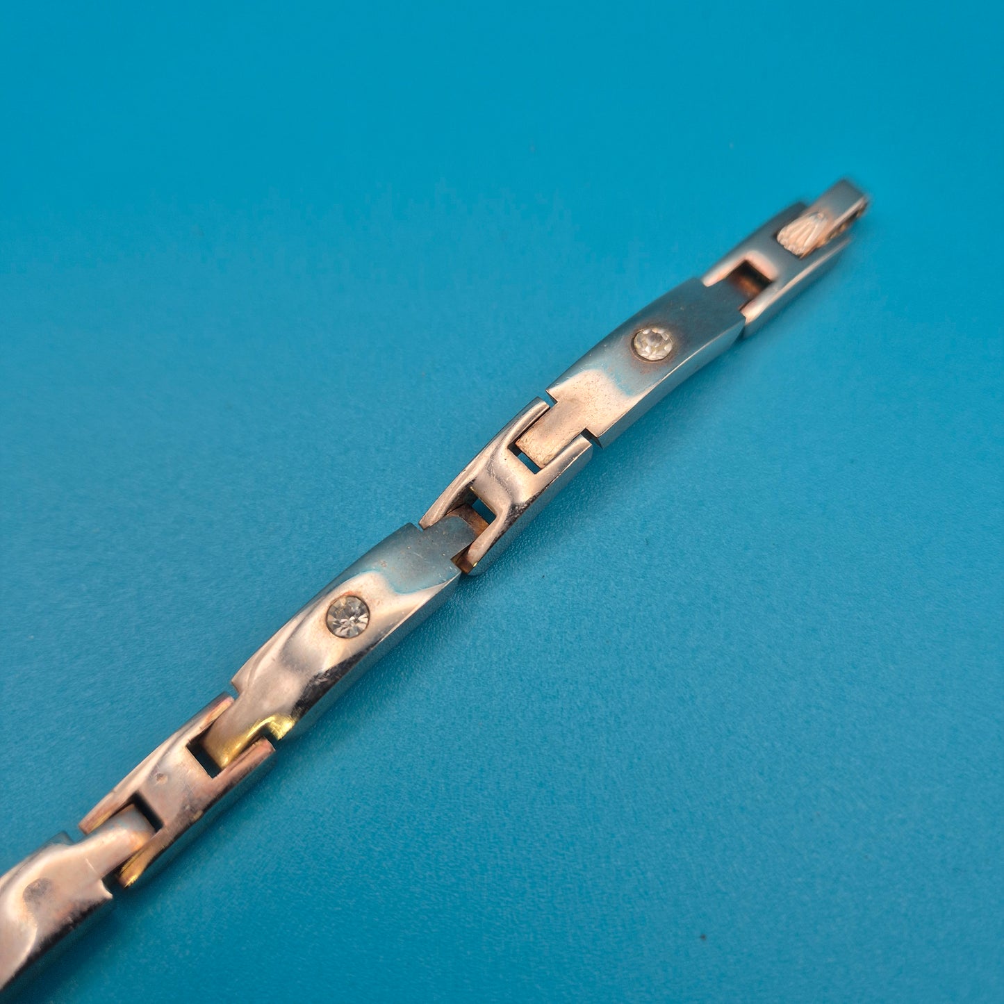Elegantes Vintage-Armband mit Zirkonia-Besatz und zweifarbigem Design