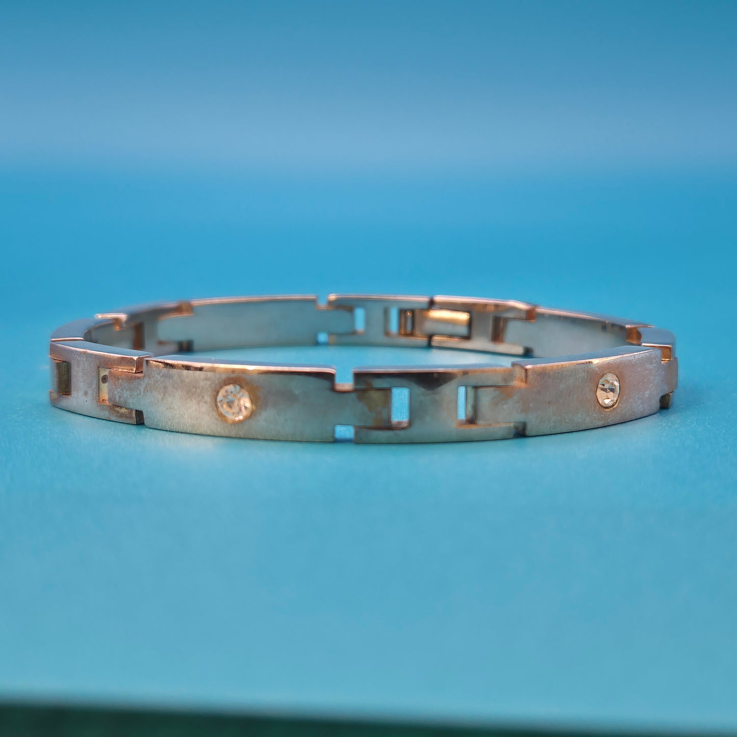 Elegantes Vintage-Armband mit Zirkonia-Besatz und zweifarbigem Design