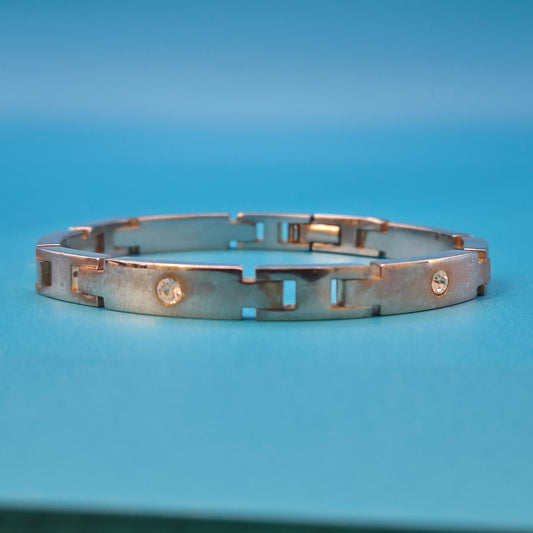 Elegantes Vintage-Armband mit Zirkonia-Besatz und zweifarbigem Design