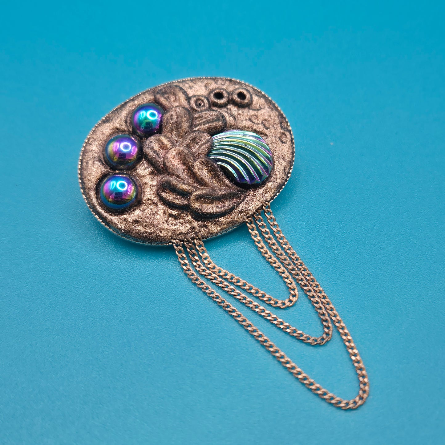 Vintage Statement-Brosche mit schillernden Akzenten & Kettendesign