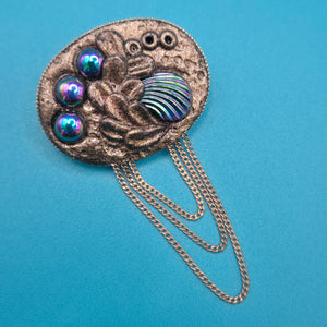 Vintage Statement-Brosche mit schillernden Akzenten & Kettendesign