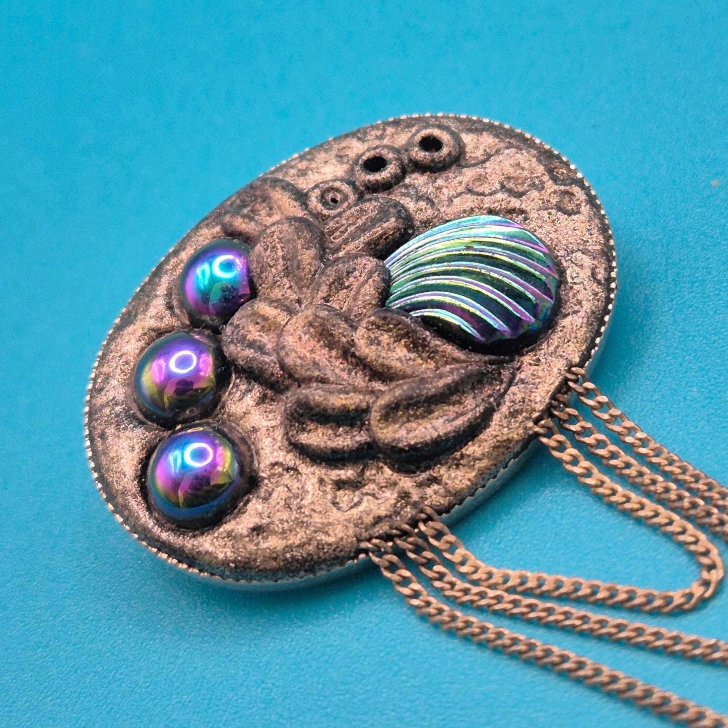 Vintage Statement-Brosche mit schillernden Akzenten & Kettendesign